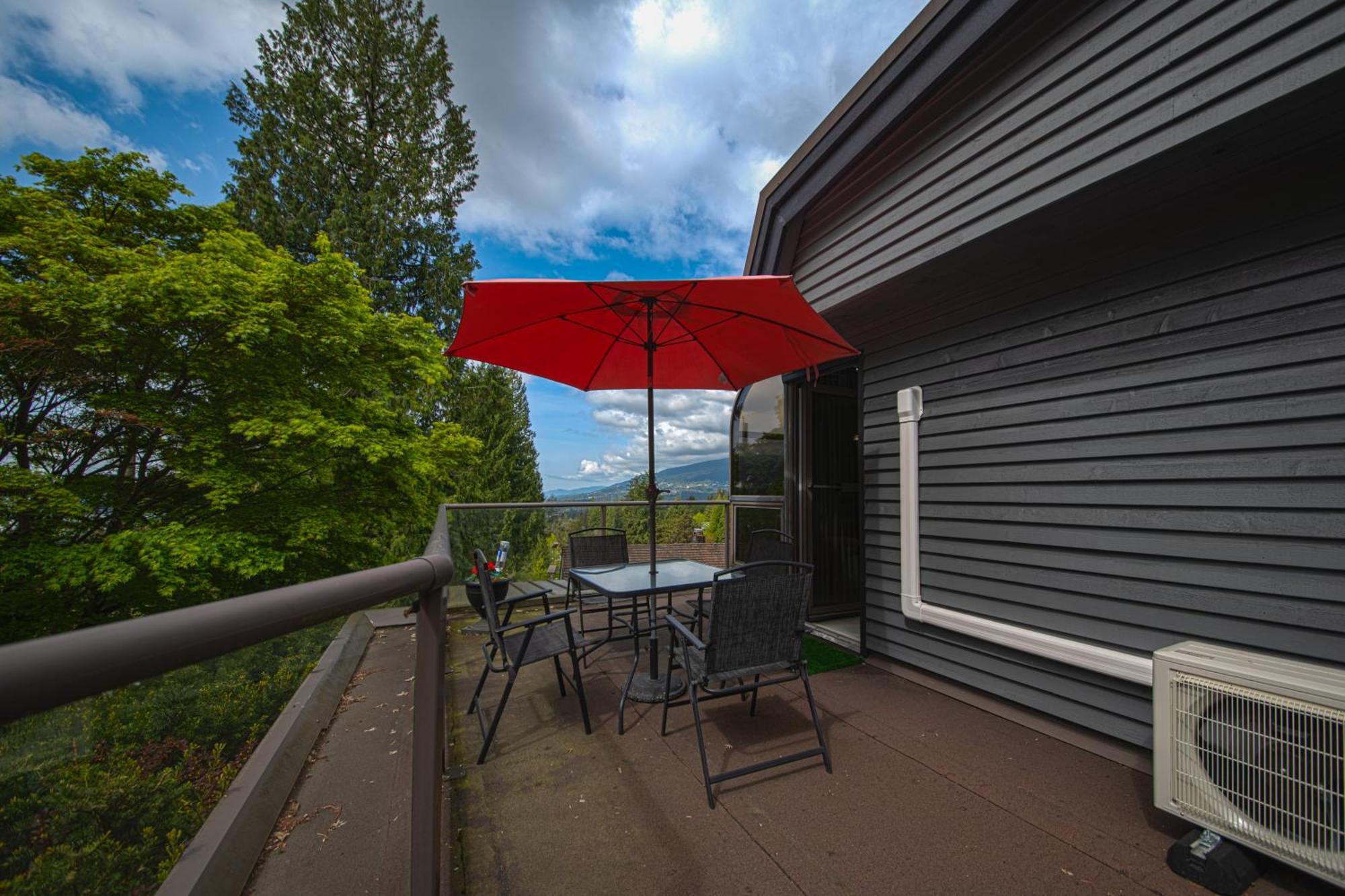 Grouse Cheerful Large Private Bedroom, Bath, Shared Deck, Pool, Hot Tub North Vancouver Kültér fotó