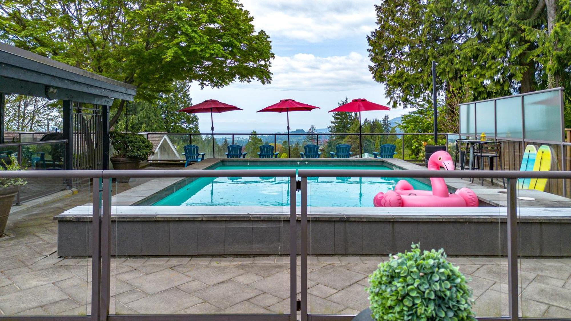Grouse Cheerful Large Private Bedroom, Bath, Shared Deck, Pool, Hot Tub North Vancouver Kültér fotó