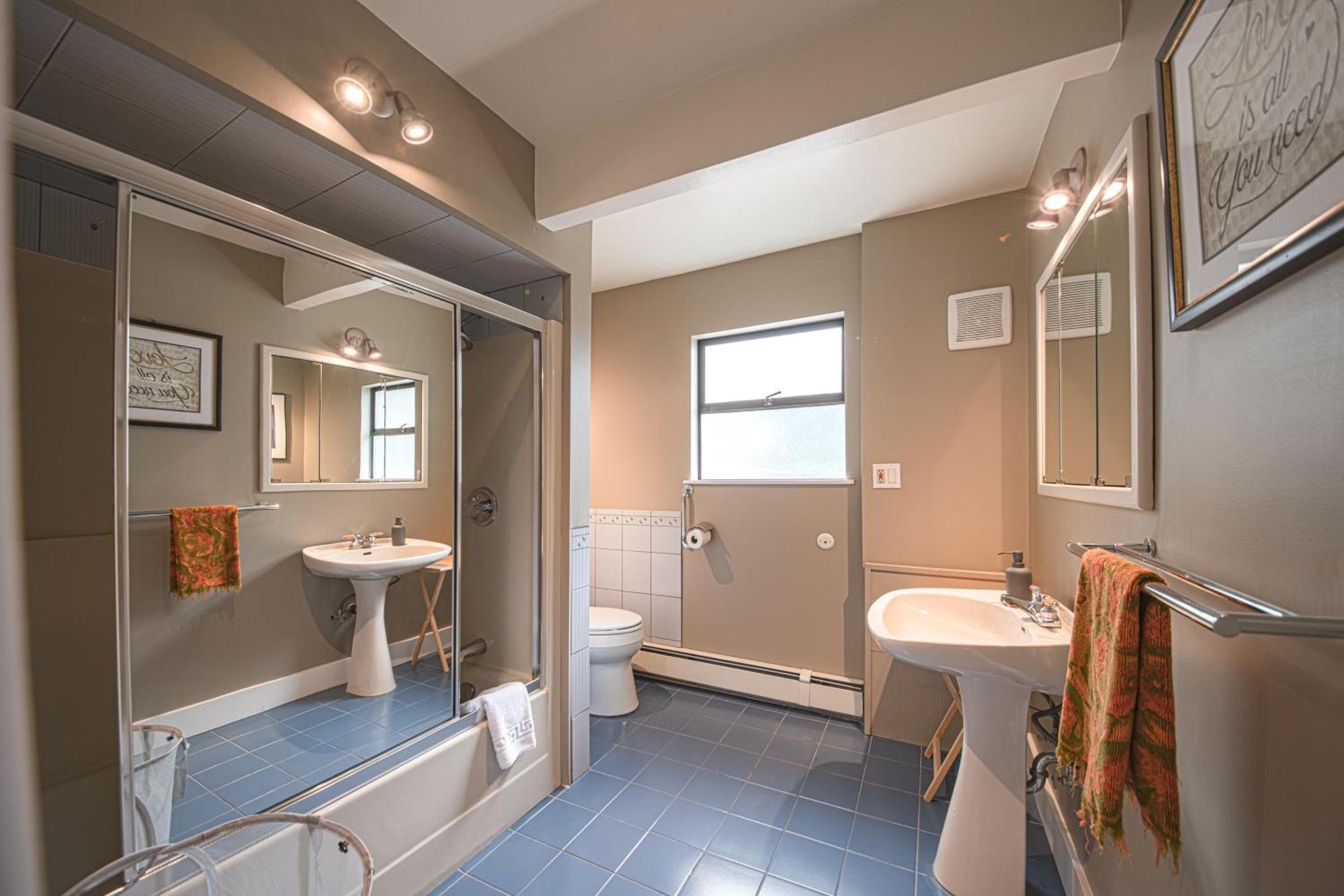 Grouse Cheerful Large Private Bedroom, Bath, Shared Deck, Pool, Hot Tub North Vancouver Kültér fotó
